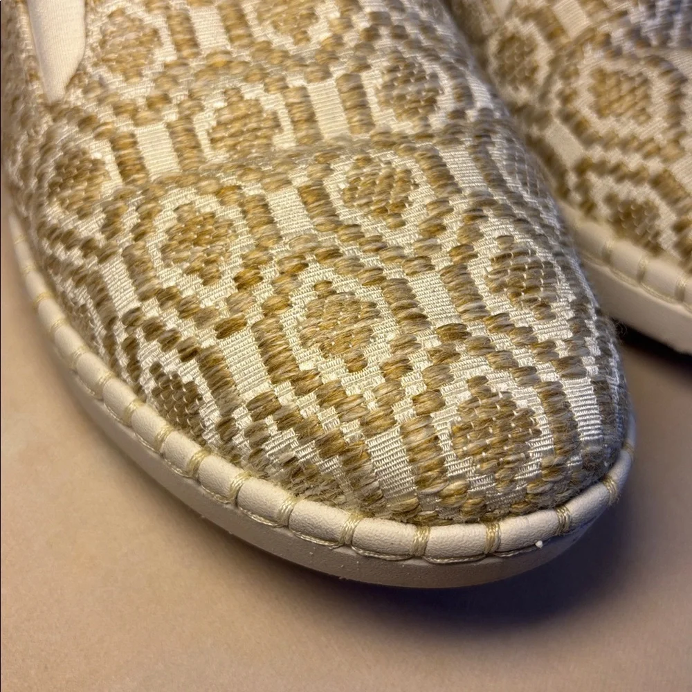Clarks Cloudsteppers Gold/Tan and White Slip-On Shoes, sneakers, size 11